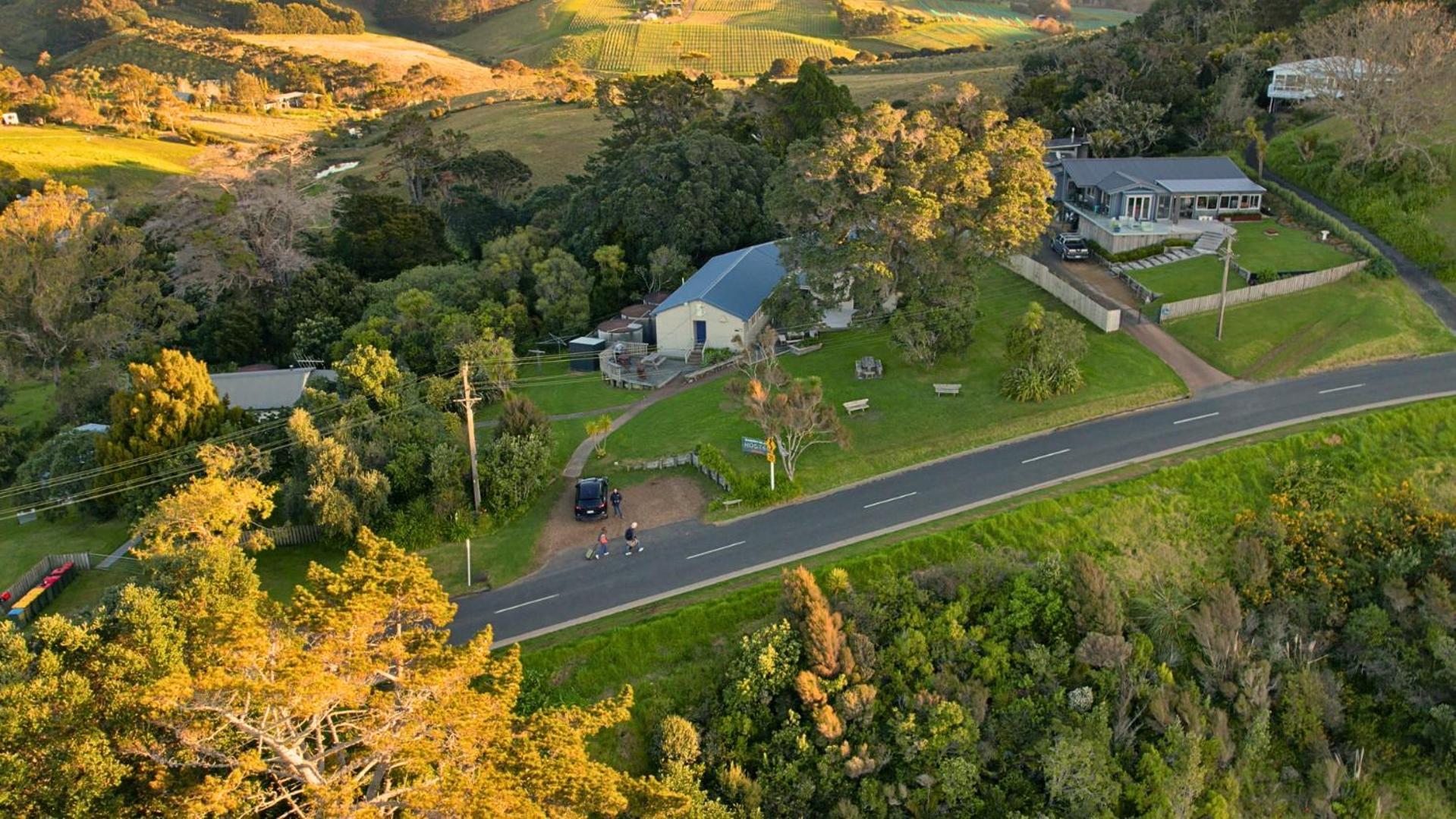 Waiheke Backpackers Hostel Onetangi Bagian luar foto
